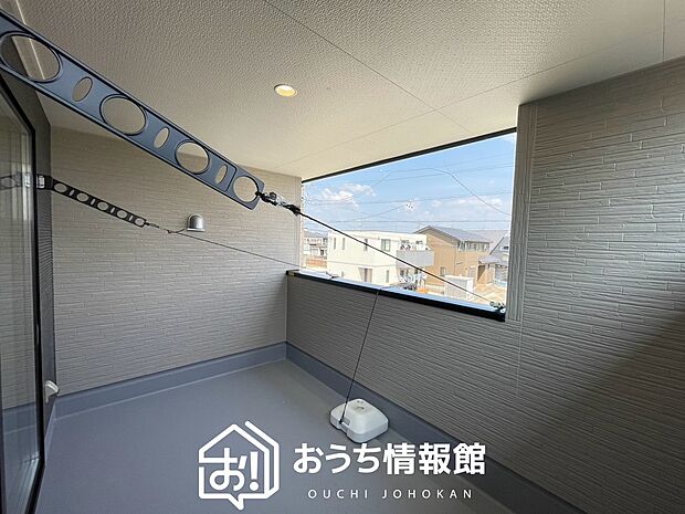 【バルコニー】奥行きが広く、洗濯物をゆったりと干せる十分な広さで、家族の洗濯も捗ります。