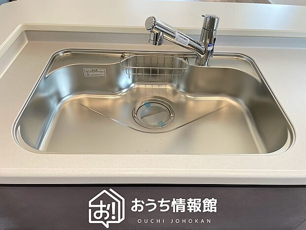 【浄水器内臓型ハンドシャワー付シンク】傷や汚れが付きにくい静音仕様の全面エンボス加工シンク。
また、蛇口の先端に浄水器を内蔵。浄水シャワーが使える毎分4リットルのたっぷり浄水。