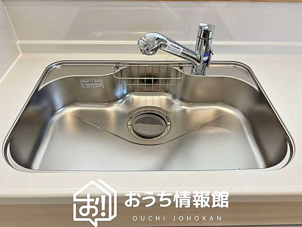 【浄水器内臓ハンドシャワー付シンク】広々とした凸型シンクに洗剤ポケットを標準装備。すっきり収納できます。
また、蛇口の先端に浄水器を内蔵しているため場所をとりません。