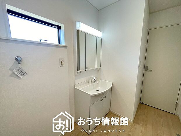 【洗面台・洗面所】鏡の両サイドは、必要なものを取出しやすく、大きな鏡面で朝の準備も快適。
使いやすいリフトアップ機能付きのシングルレバーシャワー水栓付です。