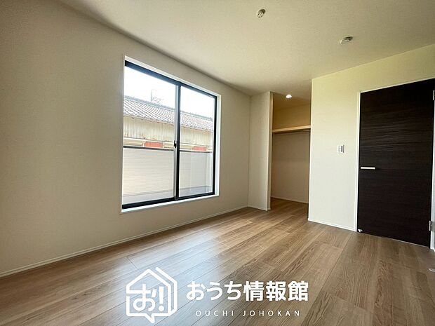 【現地写真(寝室)】木目の美しさを際立たせるシンプルデザインの建具を使用しています。