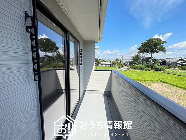 【バルコニー】奥行きが広く、洗濯物をゆったりと干せる十分な広さで、家族の洗濯も捗ります。