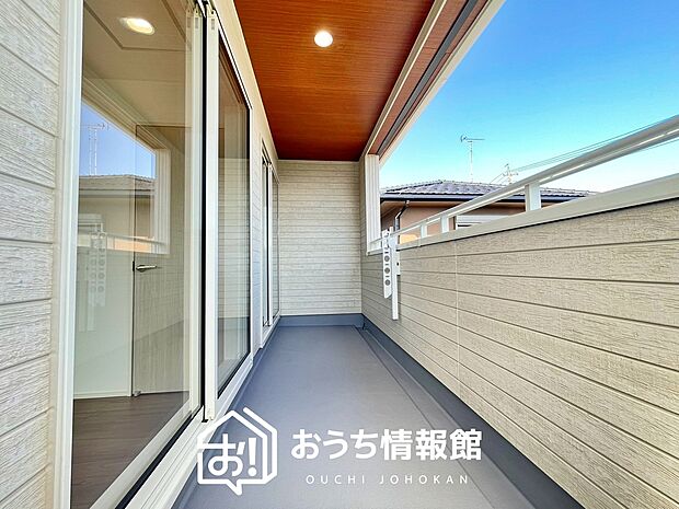 【バルコニー】奥行きが広く、洗濯物をゆったりと干せる十分な広さで、家族の洗濯も捗ります。