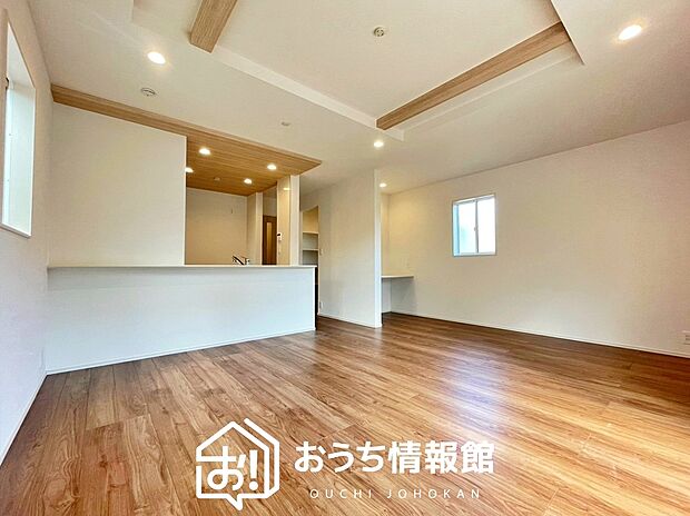 【現地写真(リビング)】フローリング材には、木目、色調など木材特有の風合いがあり、ナチュラルな美しさになっています。