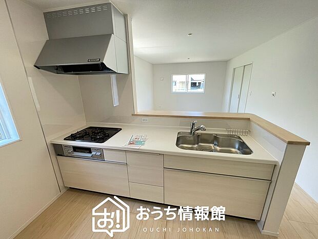 【現地写真（キッチン）】収納たっぷりのシステムキッチン、浄水器付水栓を標準装備しています。
