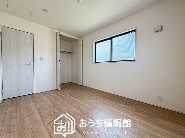 【現地写真(洋室)】木目の美しさを際立たせるシンプルデザインの建具を使用しています。