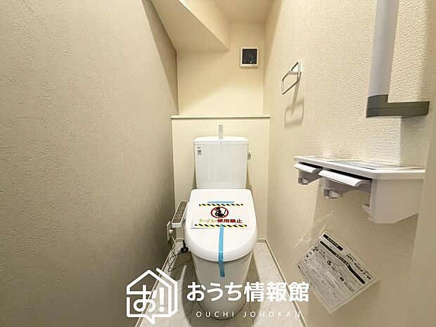 【トイレ】汚れてもサッとひと拭きでお手入れ簡単、エコ仕様の温水洗浄便座付きのトイレです。
バリアフリーにも配慮しています。
