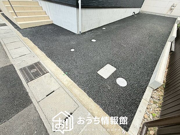 【現地写真（駐車場）】駐車スペースが広く、運転が苦手な方も安心です。