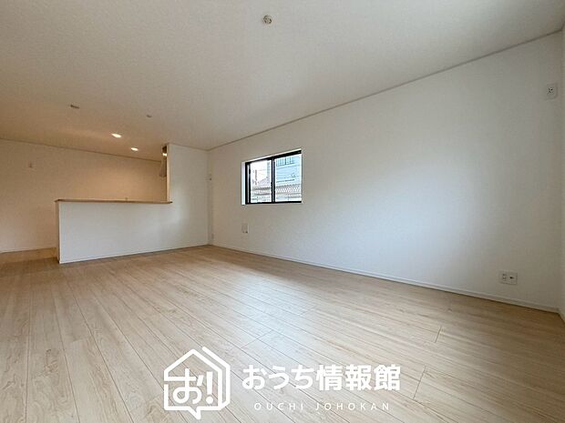 【現地写真（リビング）】フローリング材には、木目、色調など木材特有の風合いがあり、ナチュラルな美しさになっています。