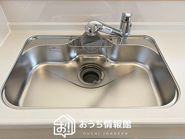 【浄水器内臓ハンドシャワー付シンク】広々とした凸型シンクに洗剤ポケットを標準装備。すっきり収納できます。
また、蛇口の先端に浄水器を内蔵しているため場所をとりません。