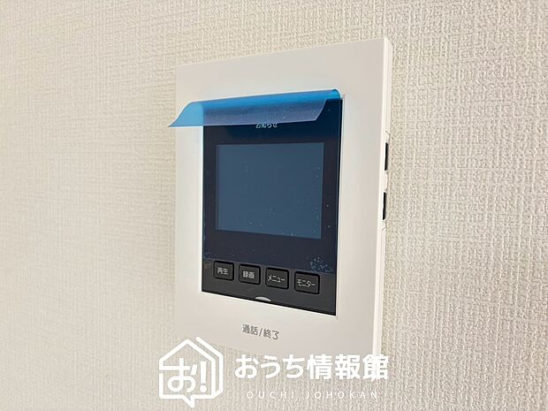 【TVモニター付インターホン】手放し通話ができ、送話表示灯で送話・受話状態が確認できます。
映像と音声で玄関先の様子をチェックできるモニター機能や、夜間の訪問者の顔も確認できるLEDライトを装備しています。