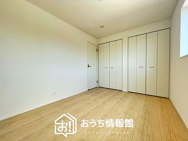 【現地写真(寝室)】木目の美しさを際立たせるシンプルデザインの建具を使用しています。