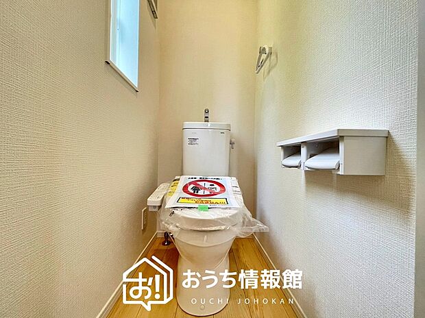 【トイレ】汚れてもサッとひと拭きでお手入れ簡単、エコ仕様の温水洗浄便座付きのトイレです。
バリアフリーにも配慮しています。