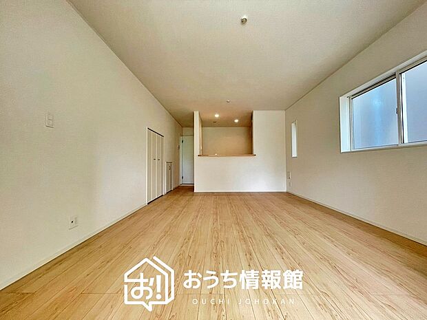 【現地写真(リビング)】フローリング材には、木目、色調など木材特有の風合いがあり、ナチュラルな美しさになっています。