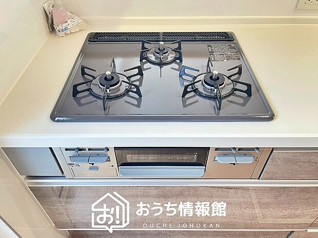 【ビルトインコンロ】フラットな構造で清掃性が高く、過熱防止センサー付3口タイプで日頃の家事も快適です。