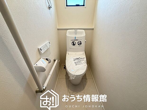 【トイレ】汚れてもサッとひと拭きでお手入れ簡単、エコ仕様の温水洗浄便座付きのトイレです。
バリアフリーにも配慮しています。
