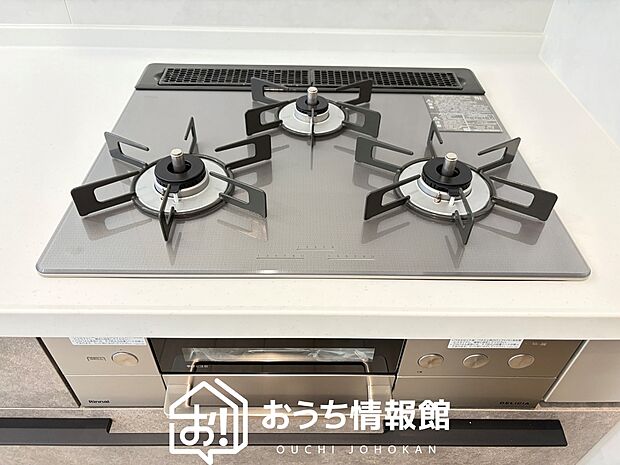 【ビルトインコンロ】フラットな構造で清掃性が高く、過熱防止センサー付３口タイプで日頃の家事も快適です。