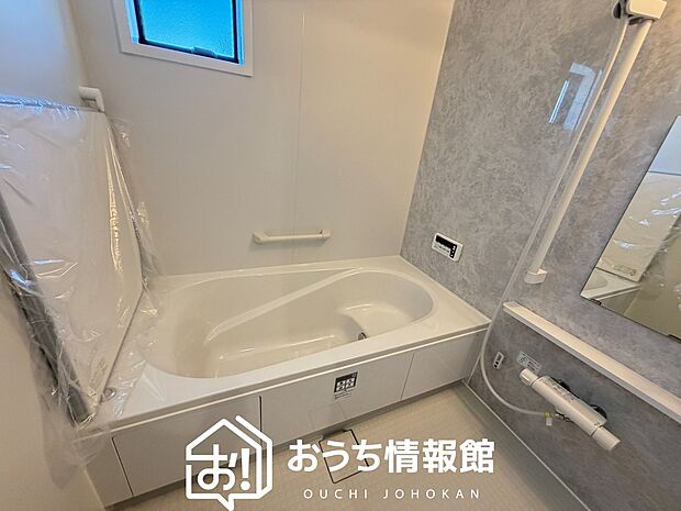 【現地写真（浴室）】浴室暖房乾燥機付き。１坪タイプで広々です。