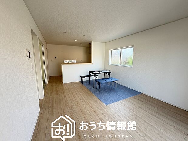 【現地写真（リビング）】フローリング材には、木目、色調など木材特有の風合いがあり、ナチュラルな美しさになっています。