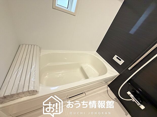 【現地写真（浴室）】浴室暖房乾燥機付き。１坪タイプで広々です。