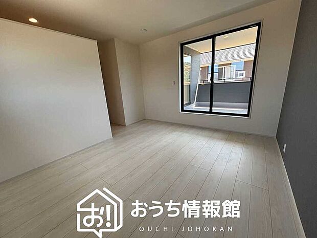 【現地写真(寝室)】木目の美しさを際立たせるシンプルデザインの建具を使用しています。