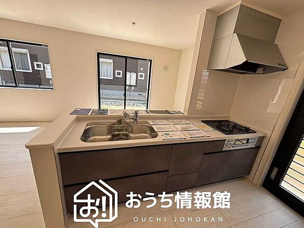 【現地写真(キッチン)】収納たっぷりのシステムキッチン、浄水器付水栓を標準装備しています。