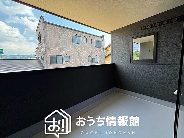 【バルコニー】奥行きが広く、洗濯物をゆったりと干せる十分な広さで、家族の洗濯も捗ります。