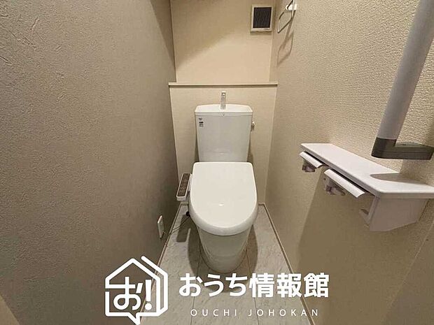 【トイレ】汚れてもサッとひと拭きでお手入れ簡単、エコ仕様の温水洗浄便座付きのトイレです。
バリアフリーにも配慮しています。