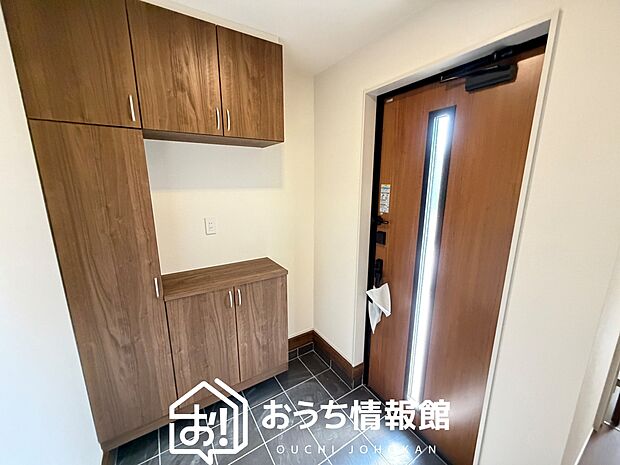 【現地写真（玄関）】玄関には、大型のシューズ収納を設置しています。