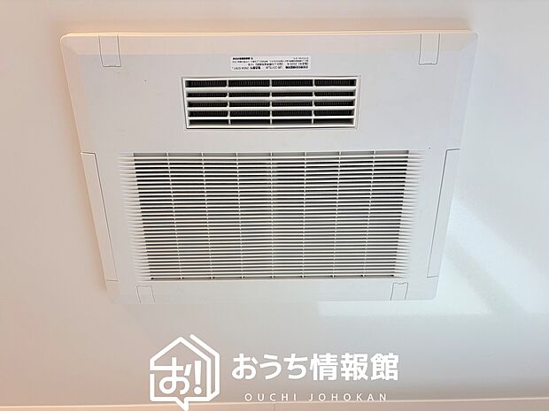 【電気式浴室暖房換気乾燥機】寒い冬場はあたたかく、暑い夏場は扇風機のような心地よさです。
雨の日は、浴室が衣類乾燥スペースになります。