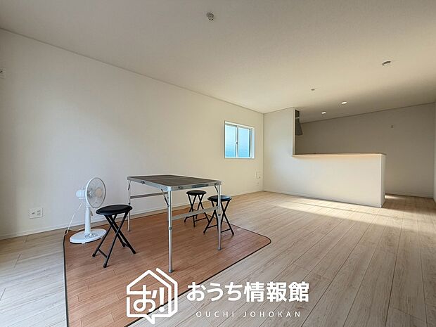 【現地写真(リビング)】フローリング材には、木目、色調など木材特有の風合いがあり、ナチュラルな美しさになっています。