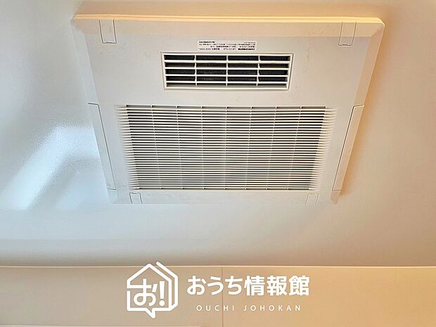 【電気式浴室暖房換気乾燥機】寒い冬場はあたたかく、暑い夏場は扇風機のような心地よさです。
雨の日は、浴室が衣類乾燥スペースになります。