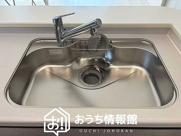 【浄水器内臓型ハンドシャワー付シンク】傷や汚れが付きにくい静音仕様の全面エンボス加工シンク。
また、蛇口の先端に浄水器を内蔵。浄水シャワーが使える毎分4リットルのたっぷり浄水。
