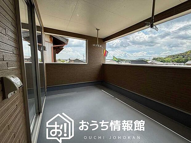 【バルコニー】奥行きが広く、洗濯物をゆったりと干せる十分な広さで、家族の洗濯も捗ります。