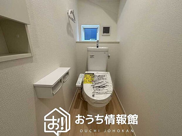 【トイレ】汚れてもサッとひと拭きでお手入れ簡単、エコ仕様の温水洗浄便座付きのトイレです。
バリアフリーにも配慮しています。