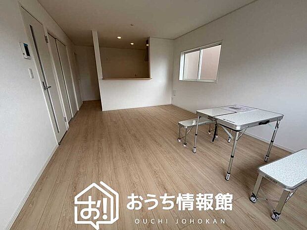 【現地写真(リビング)】フローリング材には、木目、色調など木材特有の風合いがあり、ナチュラルな美しさになっています。