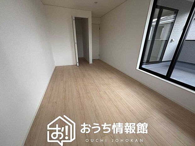 【現地写真(寝室)】木目の美しさを際立たせるシンプルデザインの建具を使用しています。