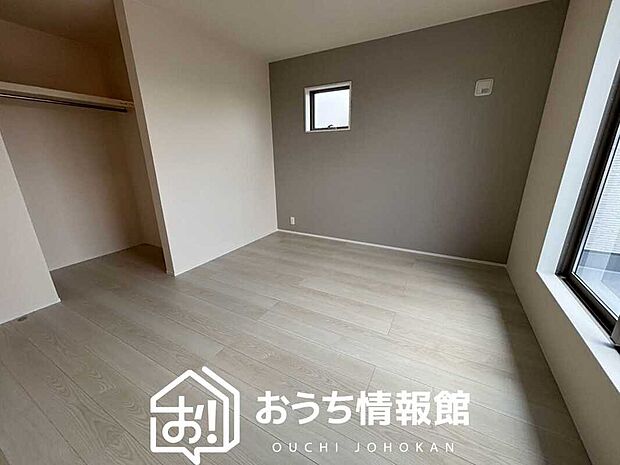 【現地写真(寝室)】木目の美しさを際立たせるシンプルデザインの建具を使用しています。