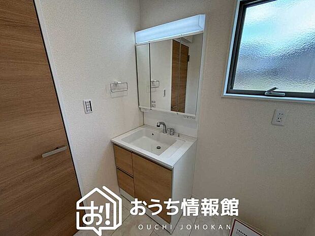 【洗面台・洗面所】鏡の両サイドは、必要なものを取出しやすく、大きな鏡面で朝の準備も快適。
使いやすいリフトアップ機能付きのシングルレバーシャワー水栓付です。