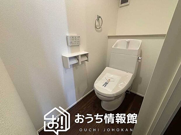【トイレ】汚れてもサッとひと拭きでお手入れ簡単、エコ仕様の温水洗浄便座付きのトイレです。
バリアフリーにも配慮しています。