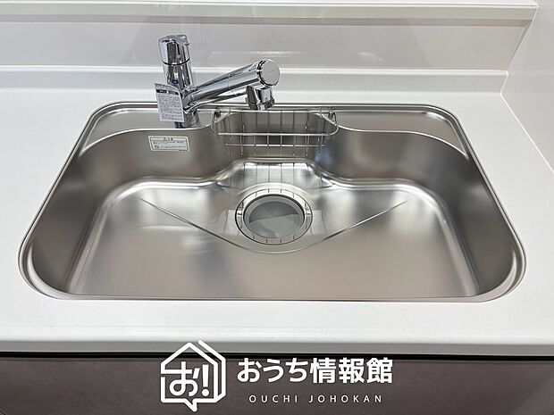 【浄水器内臓ハンドシャワー付シンク】広々とした凸型シンクに洗剤ポケットを標準装備。すっきり収納できます。
また、蛇口の先端に浄水器を内蔵しているため場所をとりません。