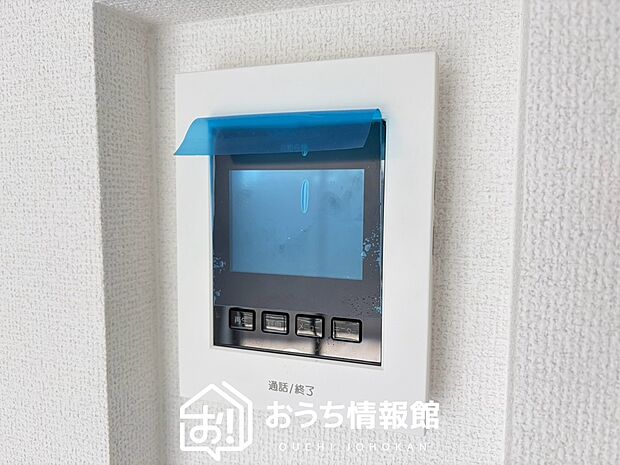 【TVモニター付インターホン】手放し通話ができ、送話表示灯で送話・受話状態が確認できます。
映像と音声で玄関先の様子をチェックできるモニター機能や、夜間の訪問者の顔も確認できるLEDライトを装備しています。