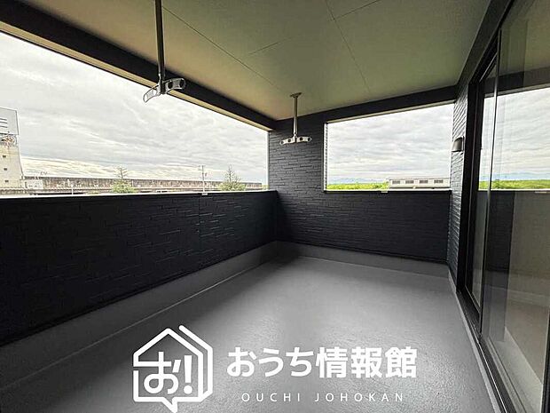 【バルコニー】奥行きが広く、洗濯物をゆったりと干せる十分な広さで、家族の洗濯も捗ります。