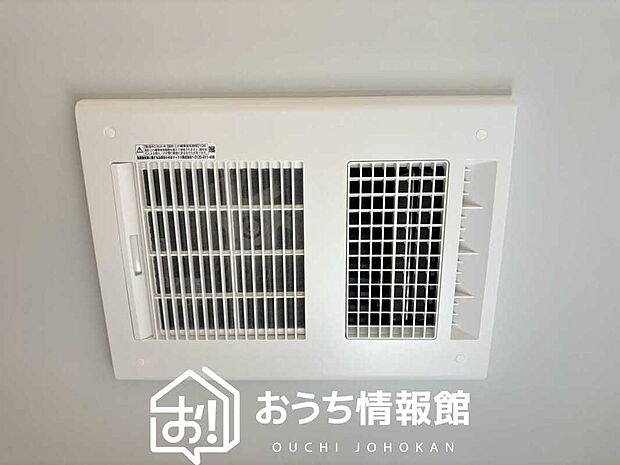 【浴室暖房換気乾燥機】サイドブロー機能で、乾燥効率アップです。
サイドに吹き出しを搭載することにより浴室内を端まで循環する気流ができ、さらに省エネ性能がアップします。
