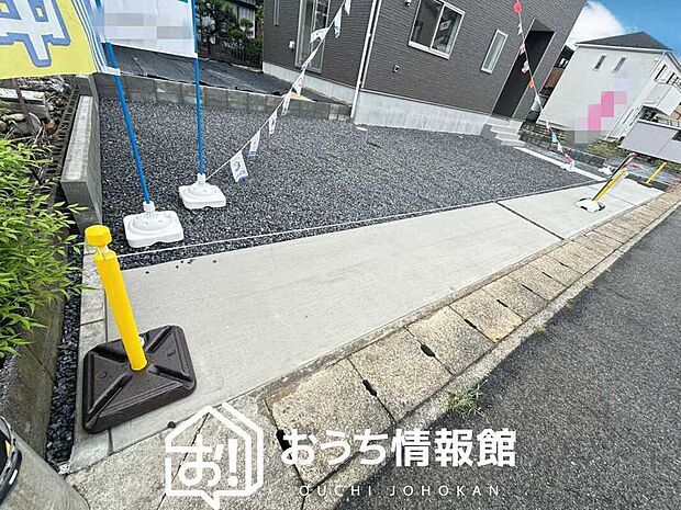【現地写真(駐車場)】駐車スペースが広く、運転が苦手な方も安心です。