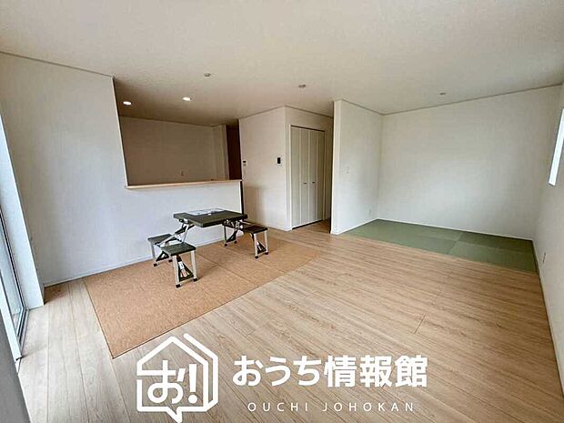 【現地写真(リビング)】フローリング材には、木目、色調など木材特有の風合いがあり、ナチュラルな美しさになっています。