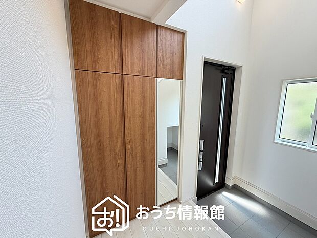 【現地写真(玄関)】玄関には、大型のシューズ収納を設置しています。