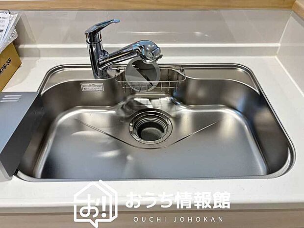 【浄水器内臓ハンドシャワー付シンク】広々とした凸型シンクに洗剤ポケットを標準装備。すっきり収納できます。
また、蛇口の先端に浄水器を内蔵しているため場所をとりません。