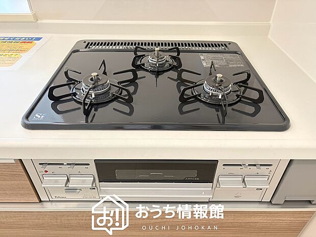【ビルトインコンロ】フラットな構造で清掃性が高く、過熱防止センサー付3口タイプで日頃の家事も快適です。