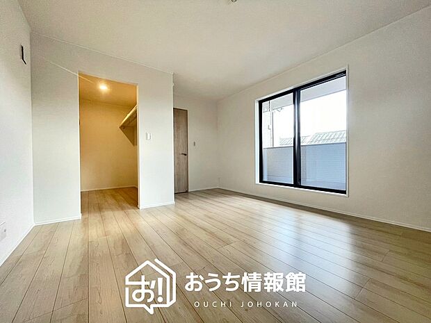 【現地写真(寝室)】木目の美しさを際立たせるシンプルデザインの建具を使用しています。